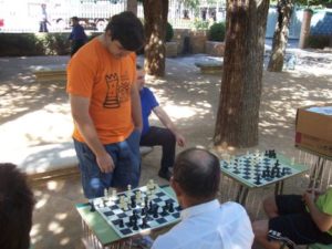 Varias partidas simultáneas de ajedrez