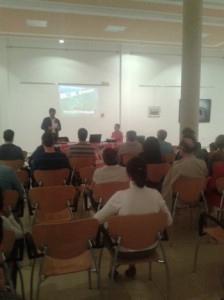 Momentos previos al inicio de la conferencia